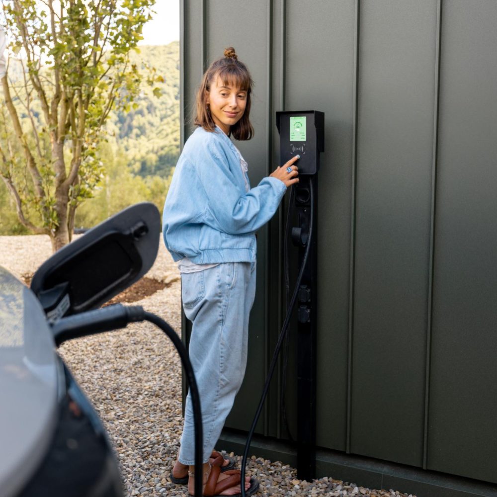 Femme voiture électrique photo